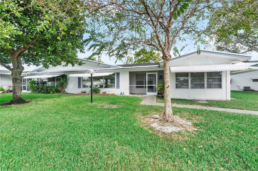 55+ COMMUNITY IN THE HEART OF PLANTATION.  VERY LARGE 1 BEDROOM WITH INSIDE LAUNDRY, SITTING/OFFICE AREA OFF BEDROOM. 2 FULL BATHS.  UPDATED FROM ORIGINAL.