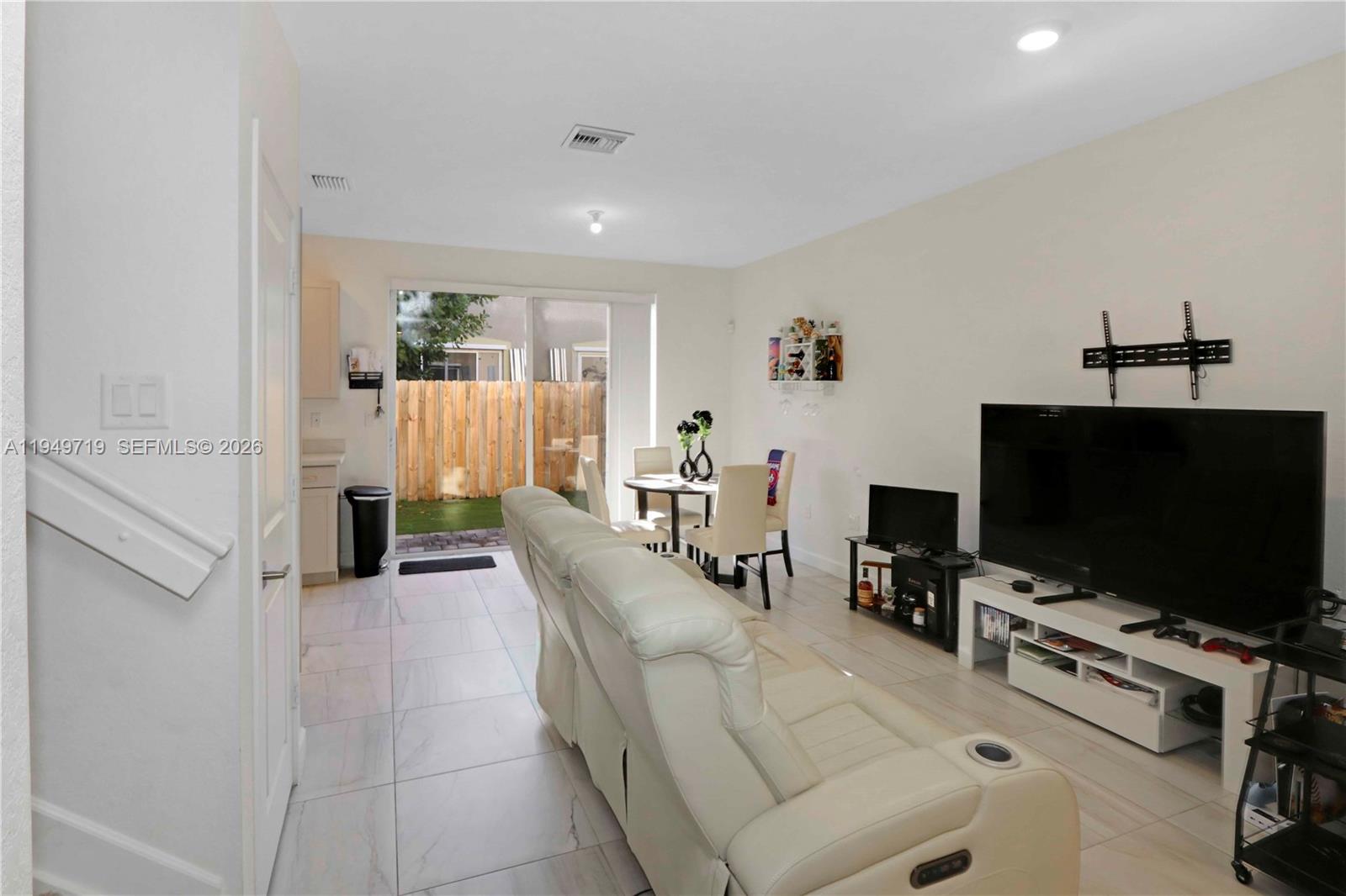 2432 SE 10th Ct, Homestead, FL, 33035/$385,000 4 2432 SE 10th Ct