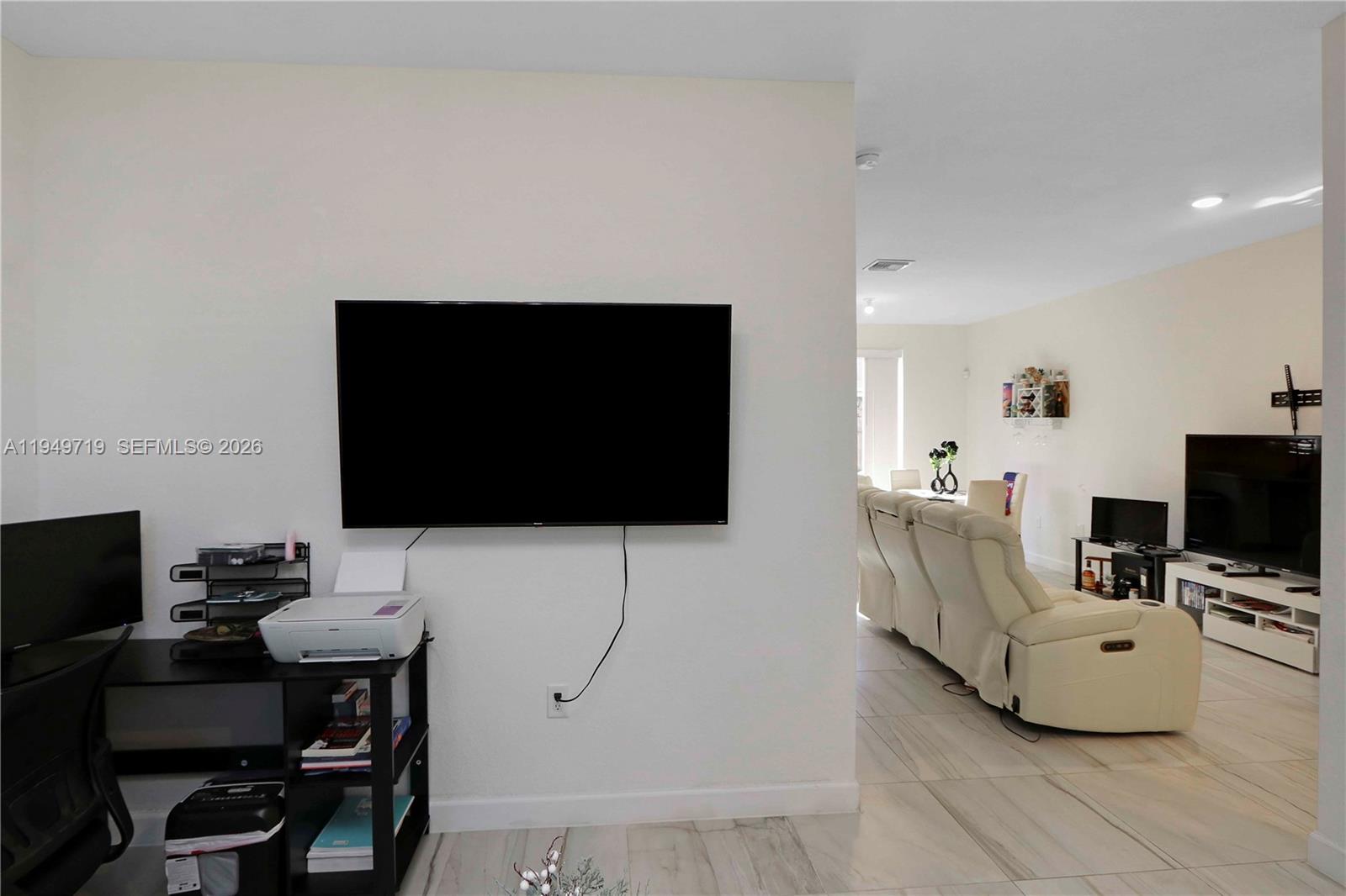 2432 SE 10th Ct, Homestead, FL, 33035/$385,000 3 2432 SE 10th Ct