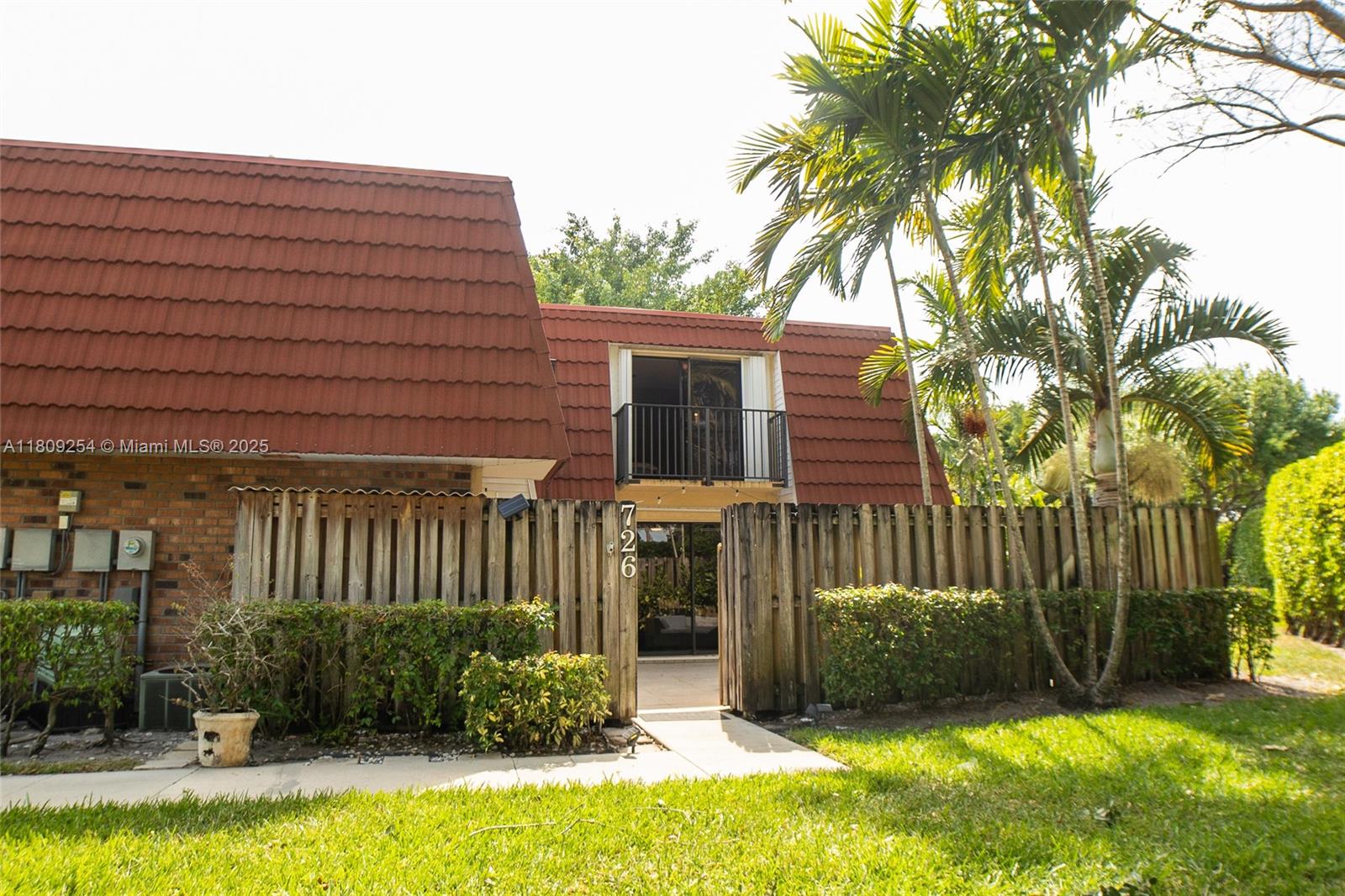 726 Nw 98th Cir, Plantation, Miami-Dade County, Florida - 2 Bedrooms  
3 Bathrooms - 