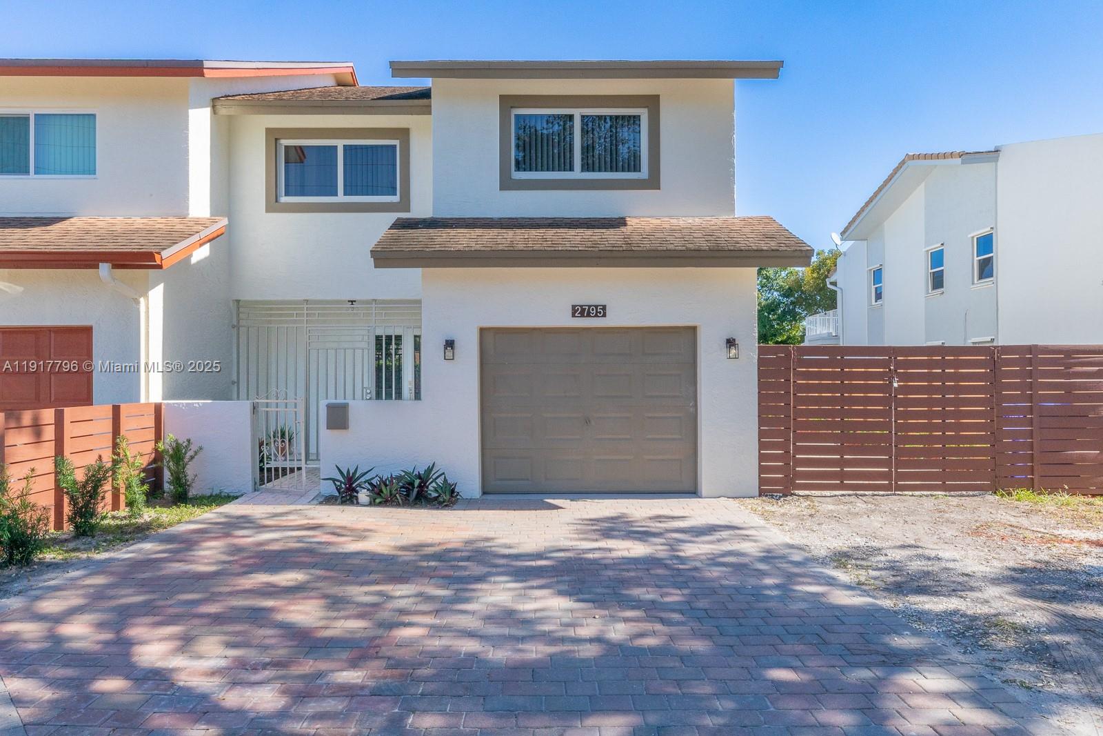 HOLLYWOOD GARDENS - Residential Lease