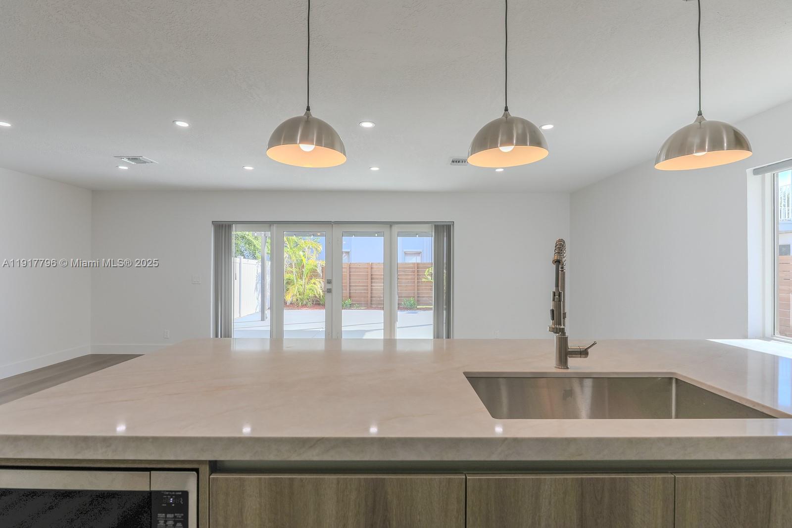 HOLLYWOOD GARDENS - Residential Lease