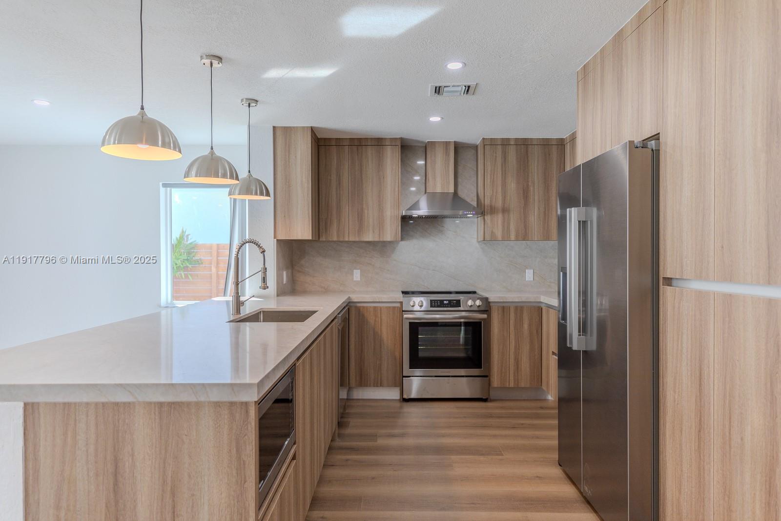 HOLLYWOOD GARDENS - Residential Lease