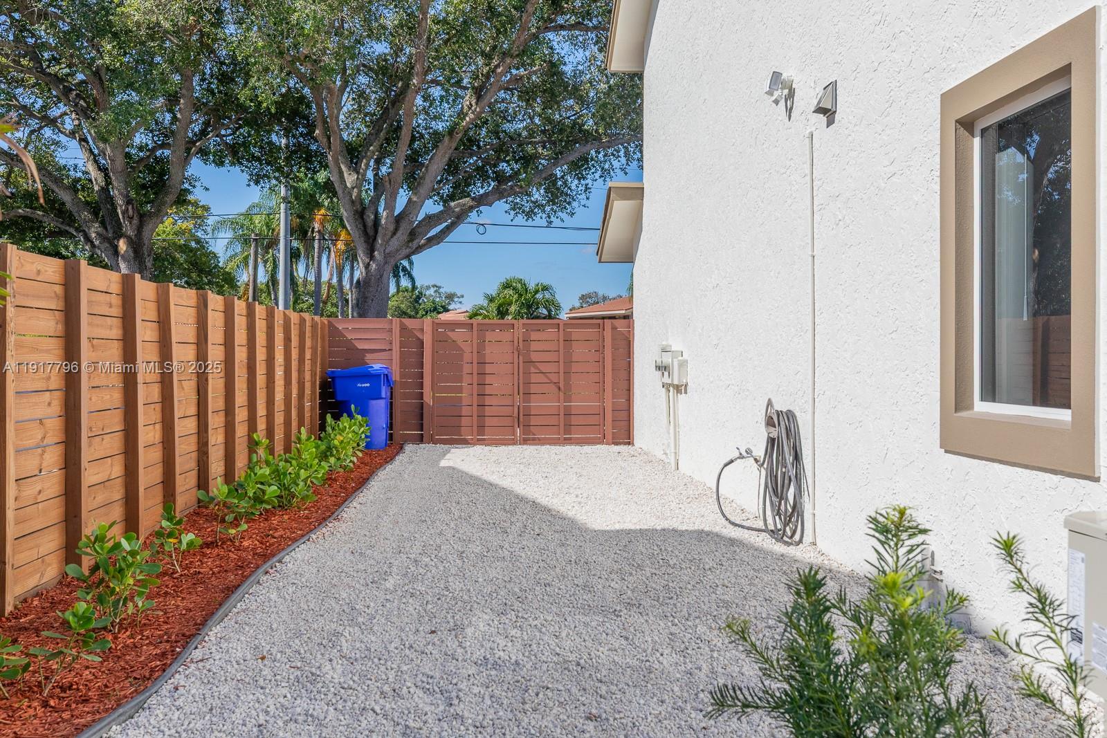 HOLLYWOOD GARDENS - Residential Lease