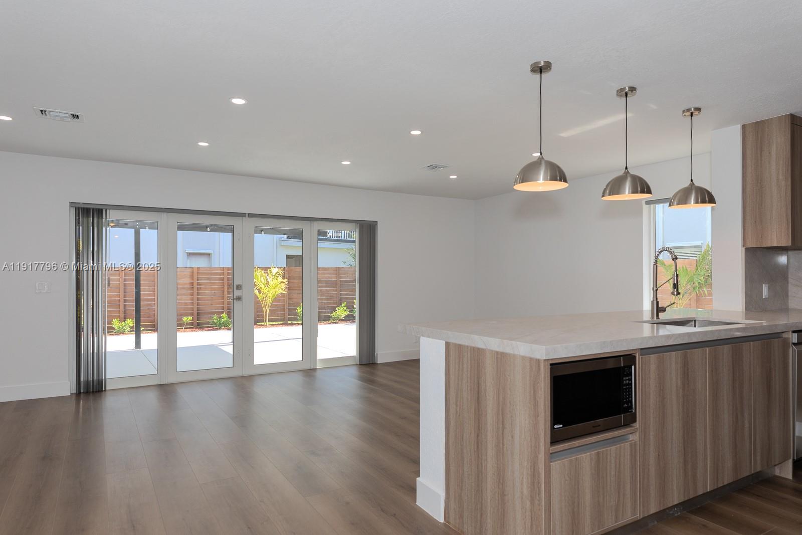 HOLLYWOOD GARDENS - Residential Lease