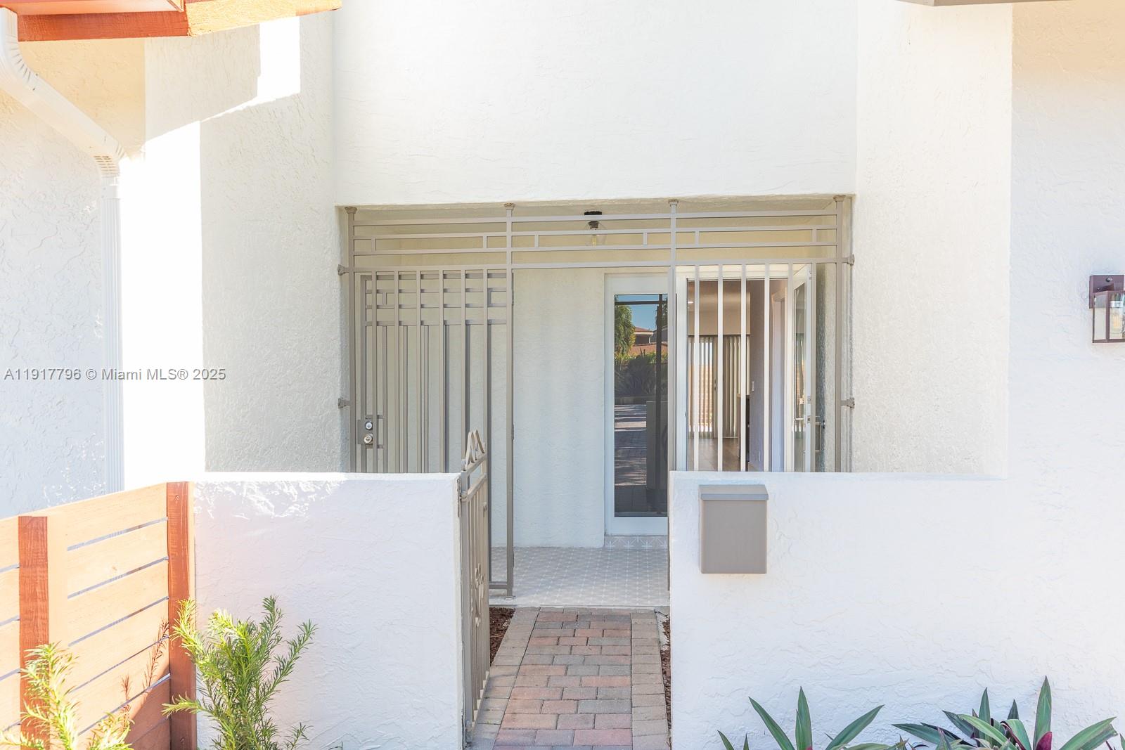 HOLLYWOOD GARDENS - Residential Lease