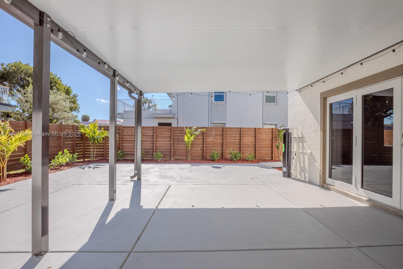 HOLLYWOOD GARDENS - Residential Lease