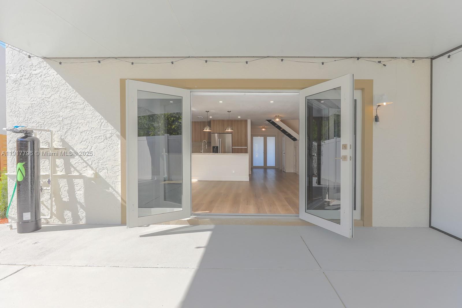 HOLLYWOOD GARDENS - Residential Lease