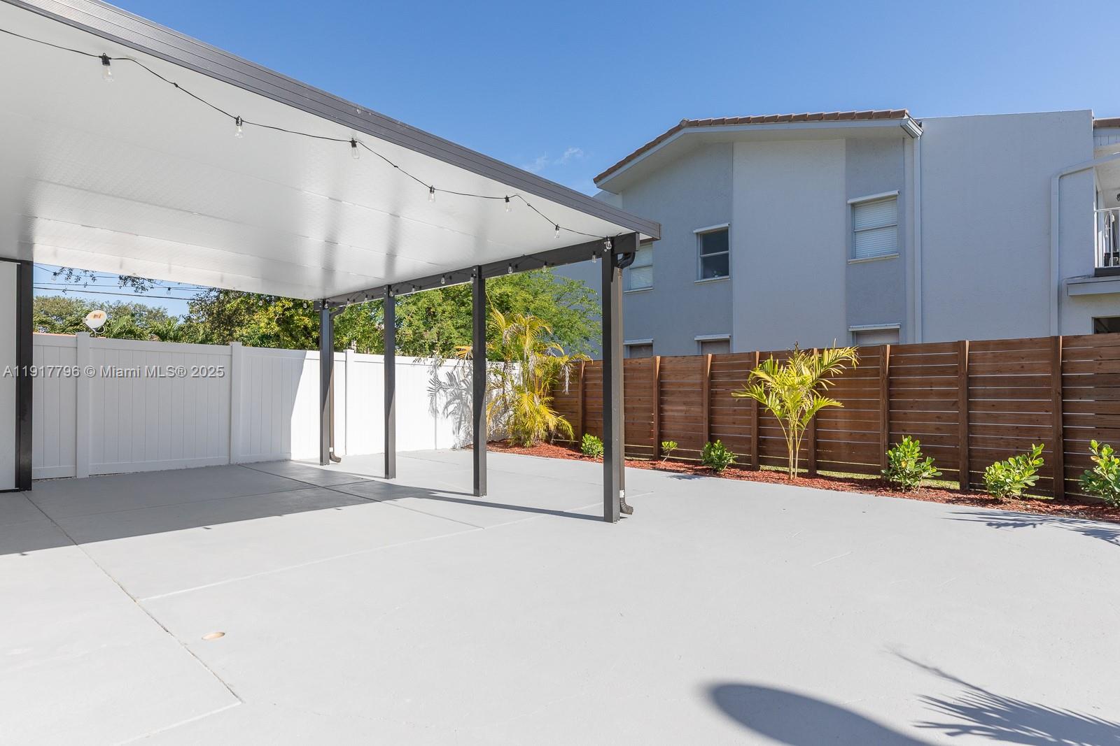 HOLLYWOOD GARDENS - Residential Lease