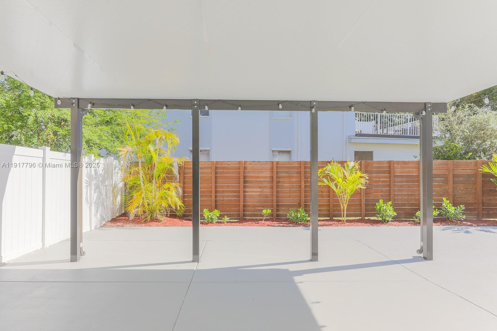 HOLLYWOOD GARDENS - Residential Lease