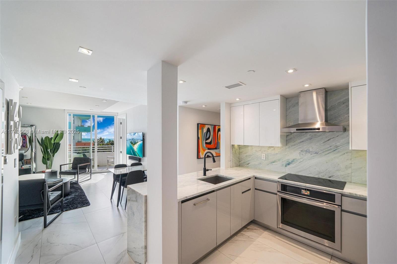 225 Collins Ave 6J