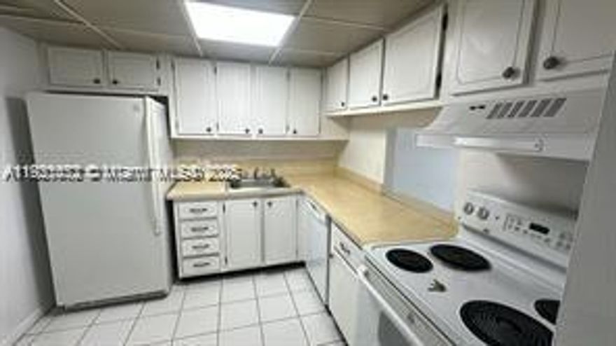 Charming **1-bedroom, 1-bathroom** apartment located in the **500 Executive** building in the heart of **West Palm Beach**. This cozy home features a bright, well-distributed layout, perfect for a single resident or a couple. The community is quiet and conveniently close to shops, restaurants, and major roads. Ideal for anyone looking for comfort and a prime location.