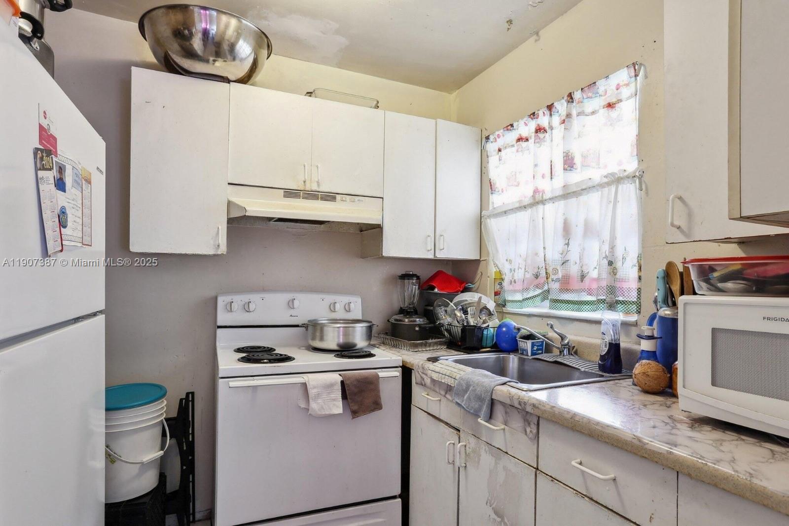 CYPRESS PLAZA ANNEX - Residential Income