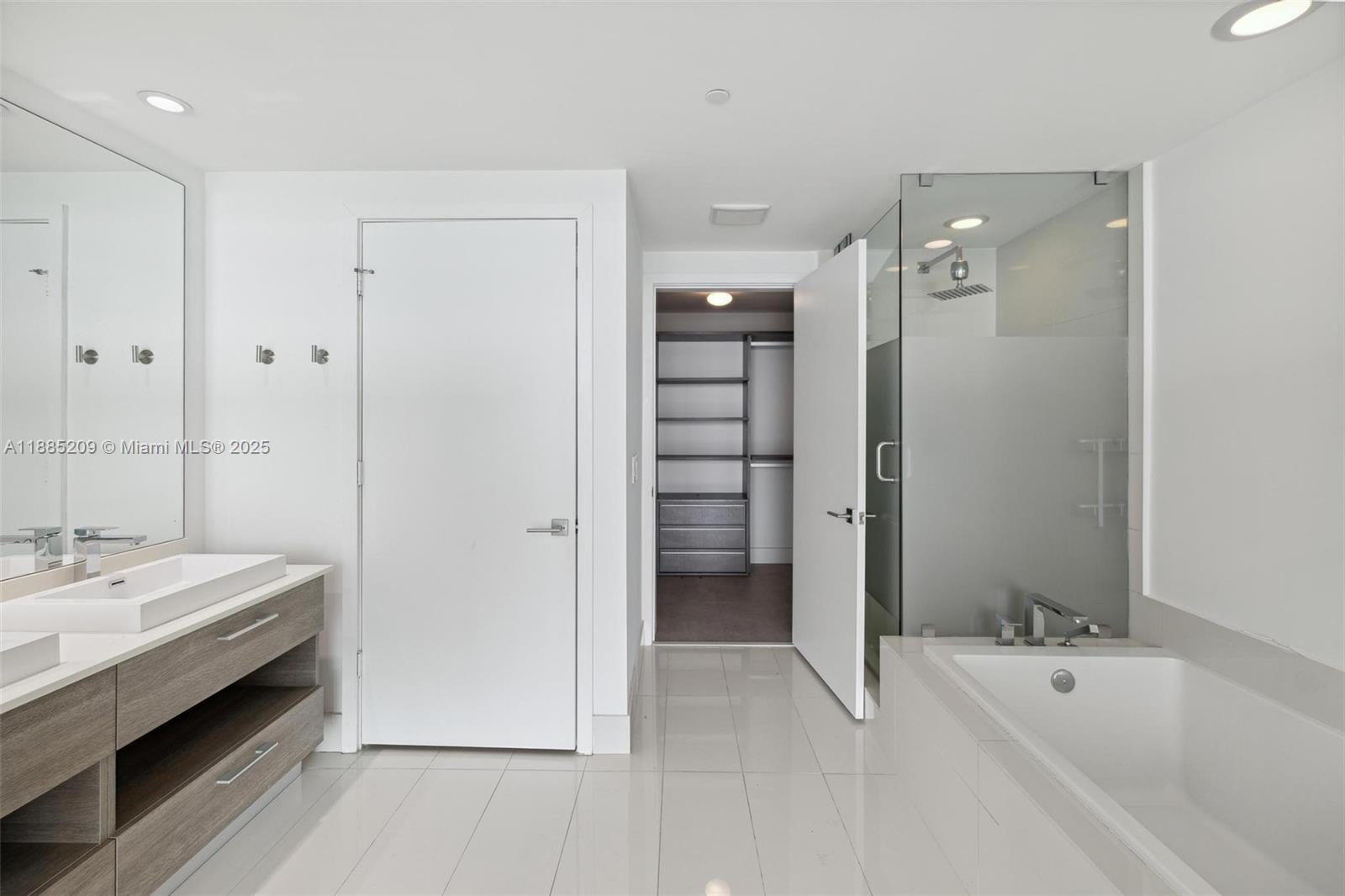 PARAISO BAY CONDO - Residential