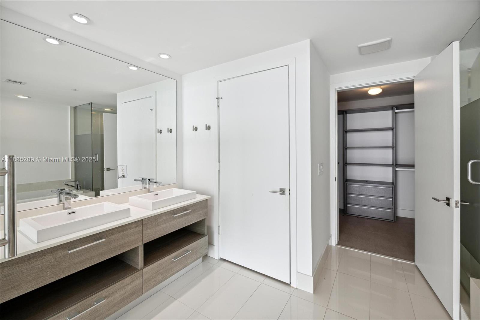 PARAISO BAY CONDO - Residential