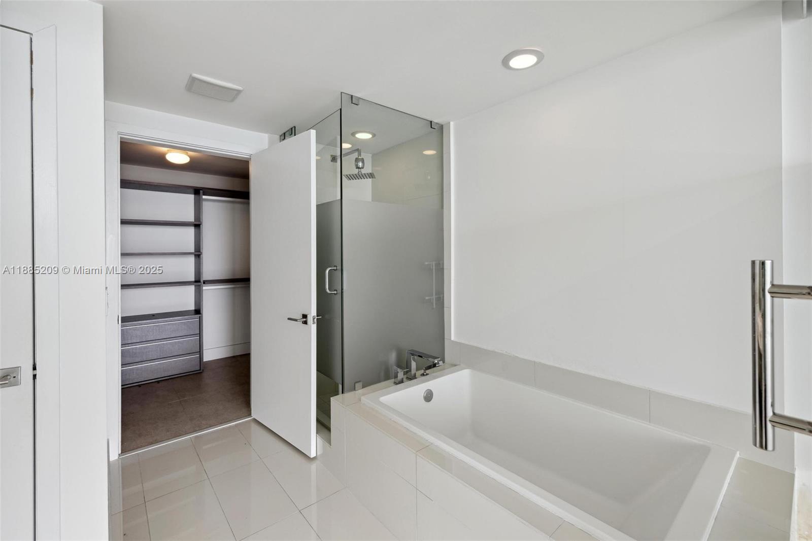 PARAISO BAY CONDO - Residential