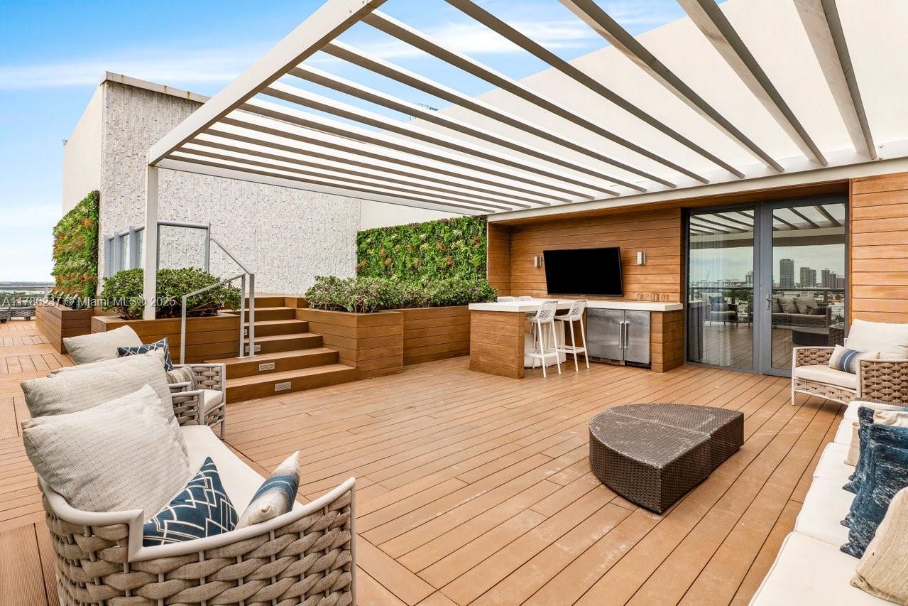 2201 COLLINS AVE CONDO - Residential