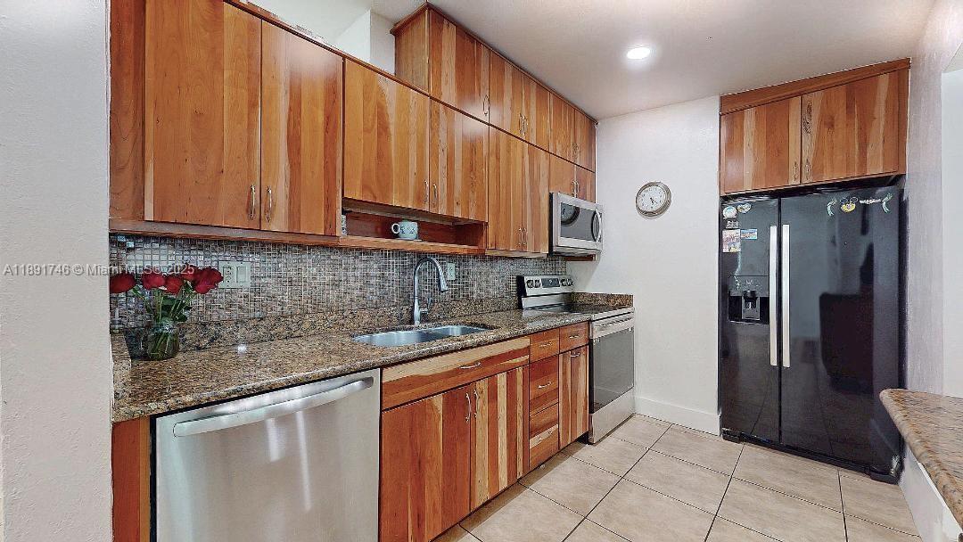 WESTWOOD LAKE 5TH ADDN - Residential