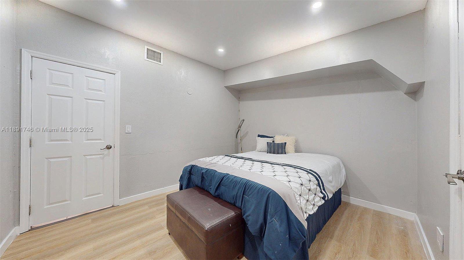 WESTWOOD LAKE 5TH ADDN - Residential