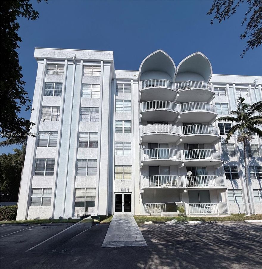 Great 1-bedroom, 1-bath condo offering a bright and spacious layout with new laminated flooring throughout. The unit features an updated bathroom, and a large walk-in closet. Enjoy a private balcony with plenty of natural light.
Located in the gated Montecarlo community, this property offers a very convenient central location close to major transportation, shopping, and dining. Pet-friendly community with some restrictions. You can rent it right after closing, making it a great investment opportunity with immediate rental potential.
Building with great amenities such as  clubhouse, gym, tennis courts, elevator, community laundry, and more.