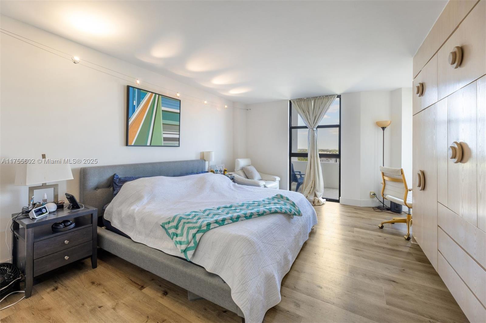 TOWERS OF QUAYSIDE CONDO - Residential