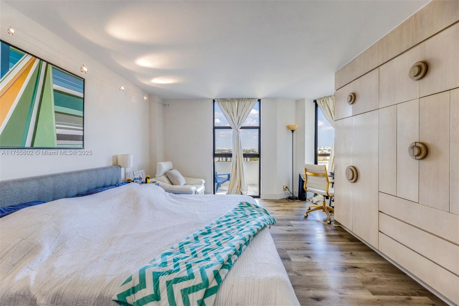 TOWERS OF QUAYSIDE CONDO - Residential
