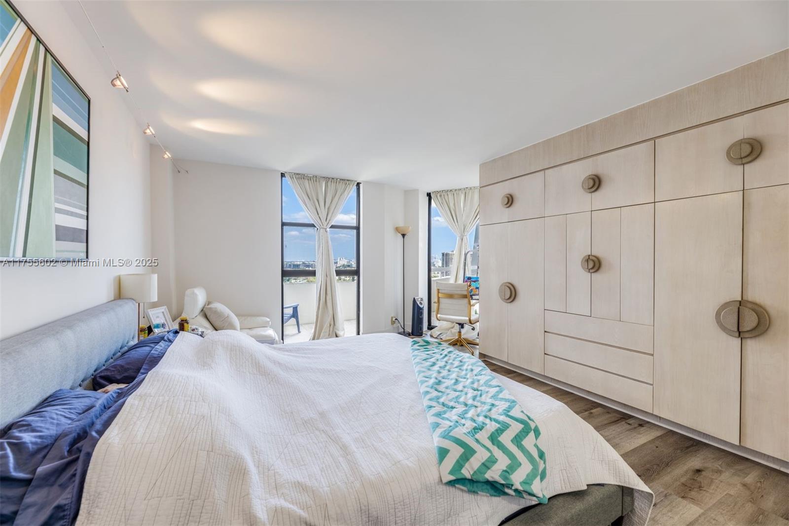 TOWERS OF QUAYSIDE CONDO - Residential