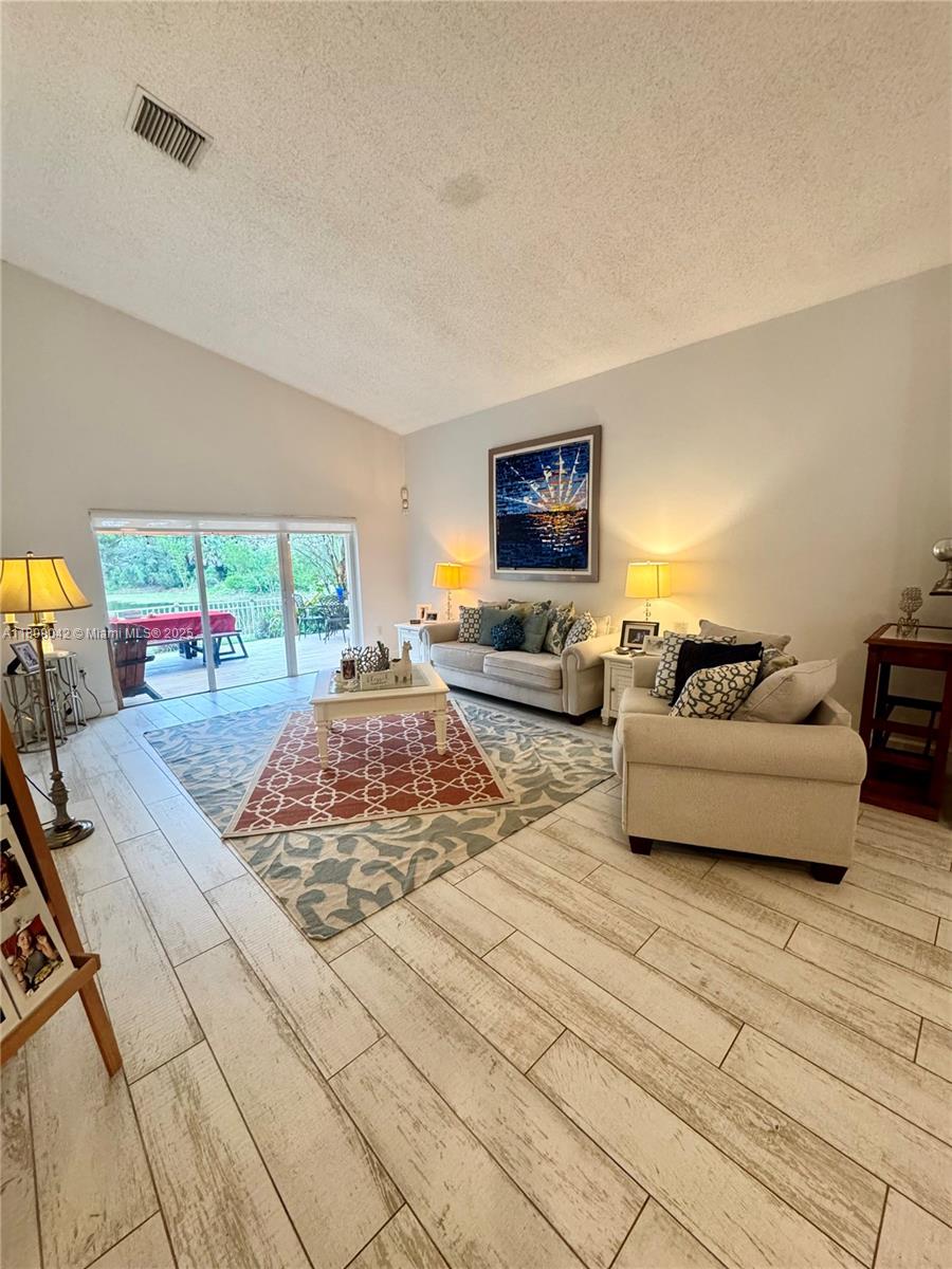 685 Sw 198th Ter 685, Pembroke Pines, Miami-Dade County, Florida - 4 Bedrooms  
4 Bathrooms - 