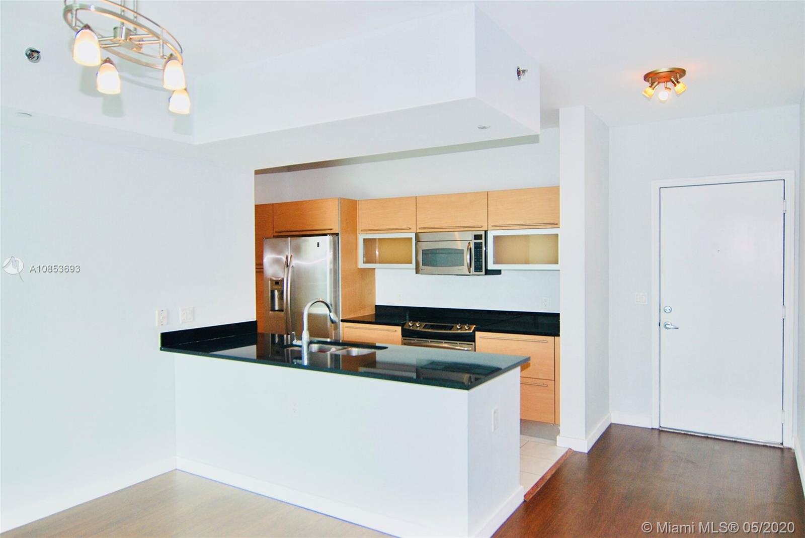 Spectacular 1/1 apartment with breathtaking views overlooking the Miami Skyline. This wonderful unit is located in the heart of Brickell, the most vibrant neighborhood in the city. Shopping malls, retail stores, the best restaurants, bars and much more are at your doorstep.