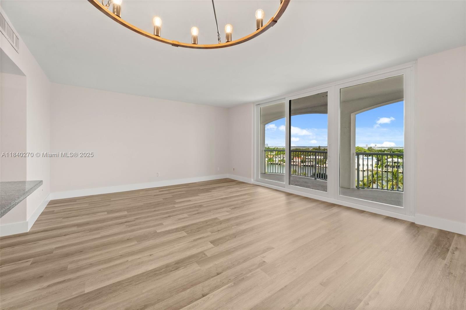 5401 Collins Ave 629