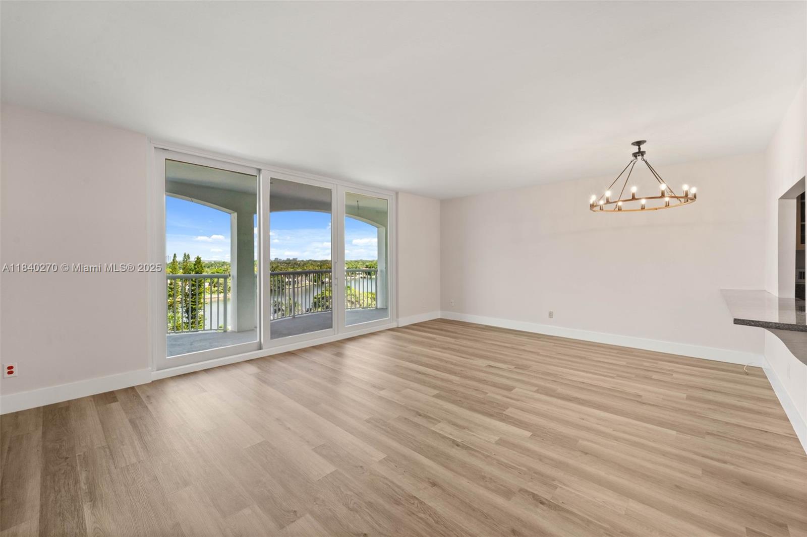 5401 Collins Ave 629