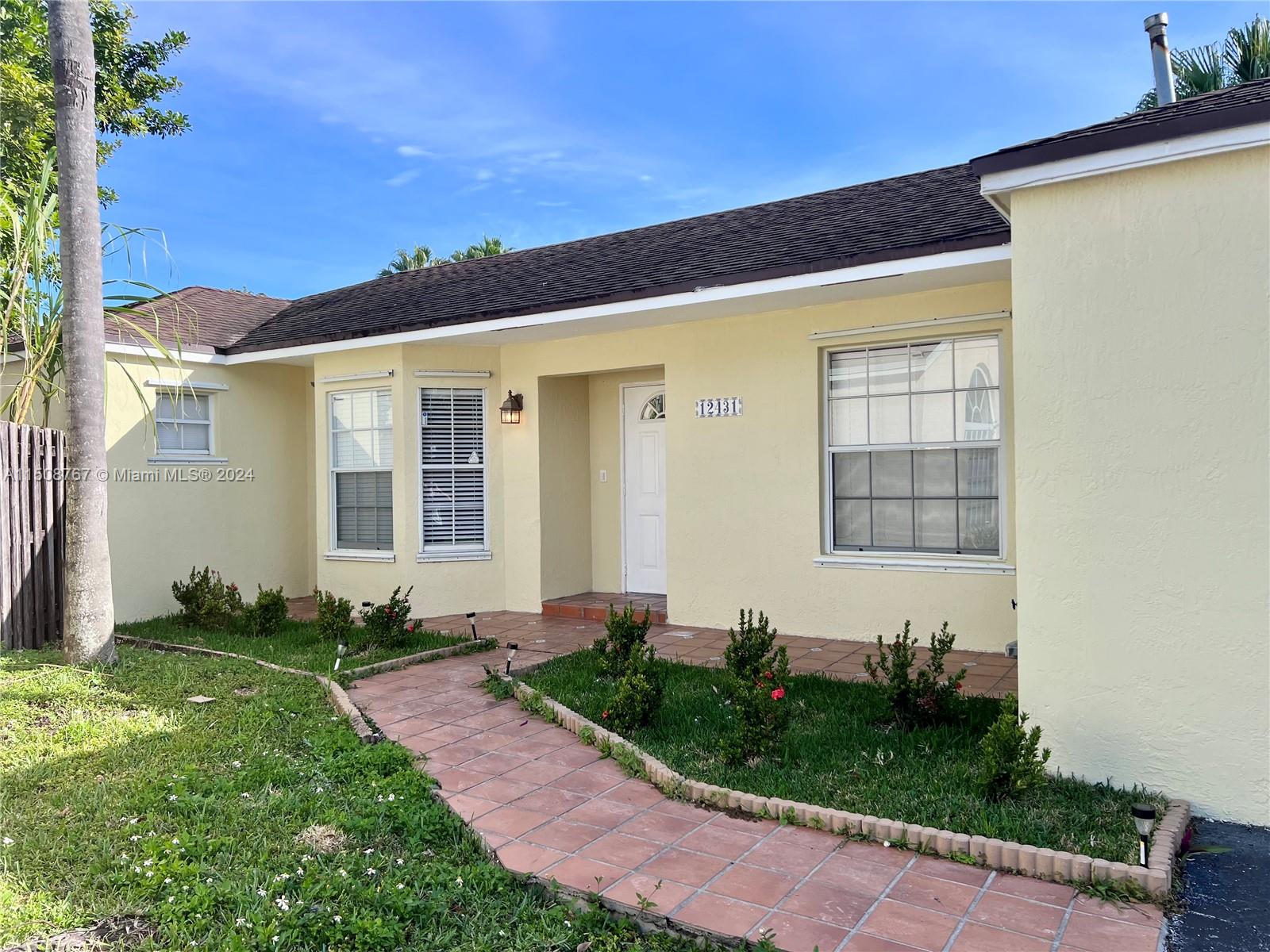 Stunning single family home in the heart of Villas of Deerwood! The house counts with 4 bedrooms & 2 baths, provides 1,614 sqft of living space & a 4,873 sqft lot. Split plan offering independence and plenty of space. Huge backyard to enjoy the great weather.
5 minutes away from Walmart, Fresco, HomeDepot, LA fitness, Amped fitness and much more
Location!!!!!
