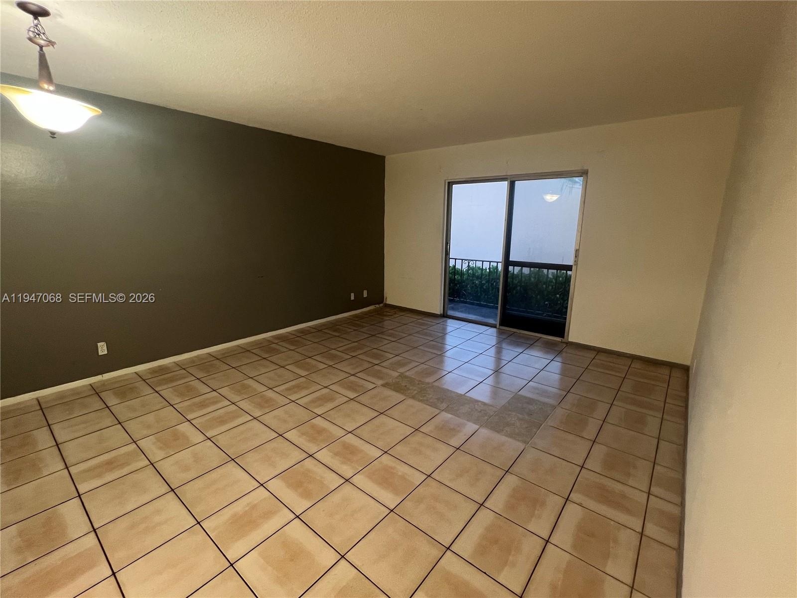 HAMPSHIRE VILLAS CONDO - Residential