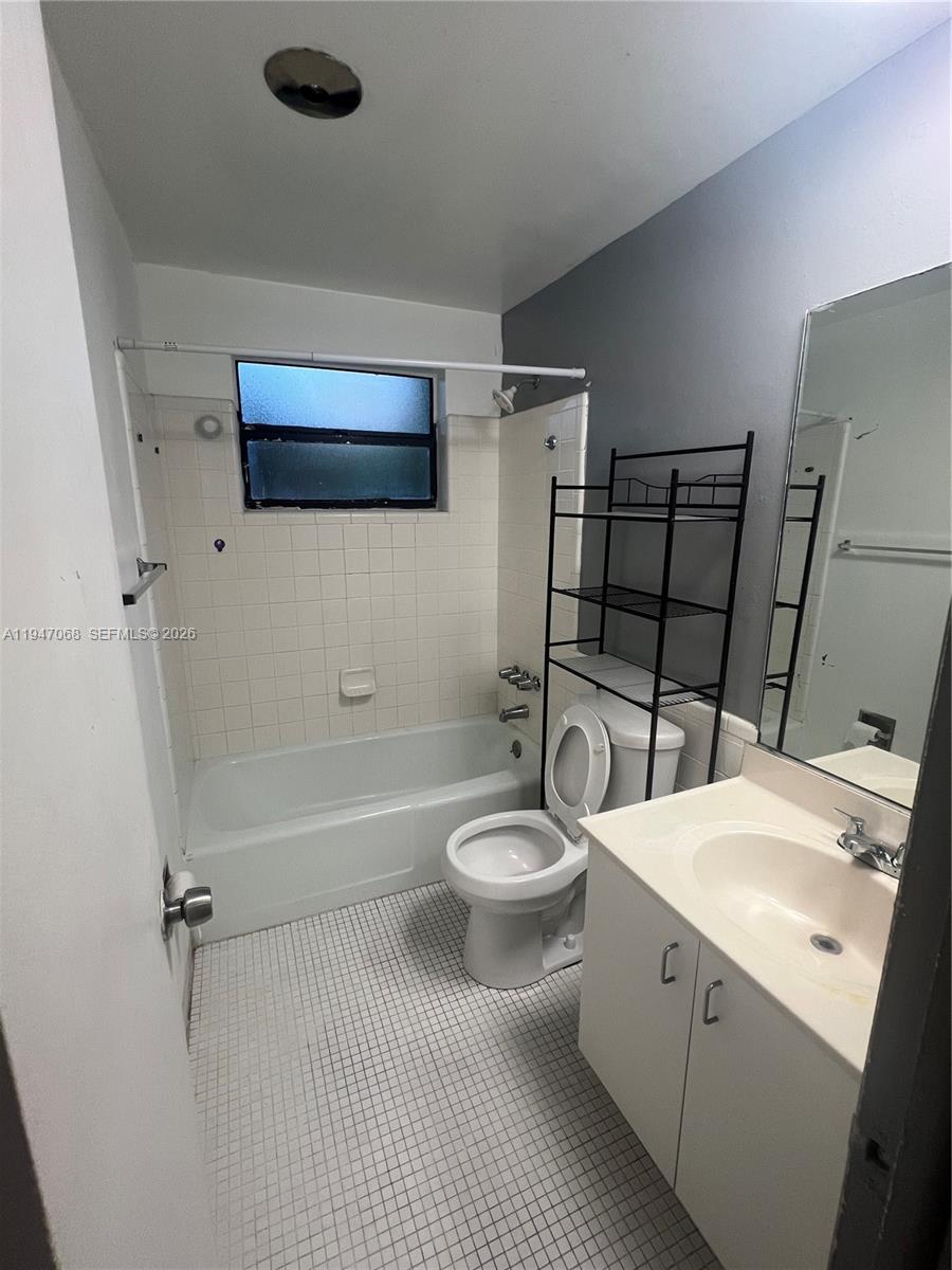 HAMPSHIRE VILLAS CONDO - Residential