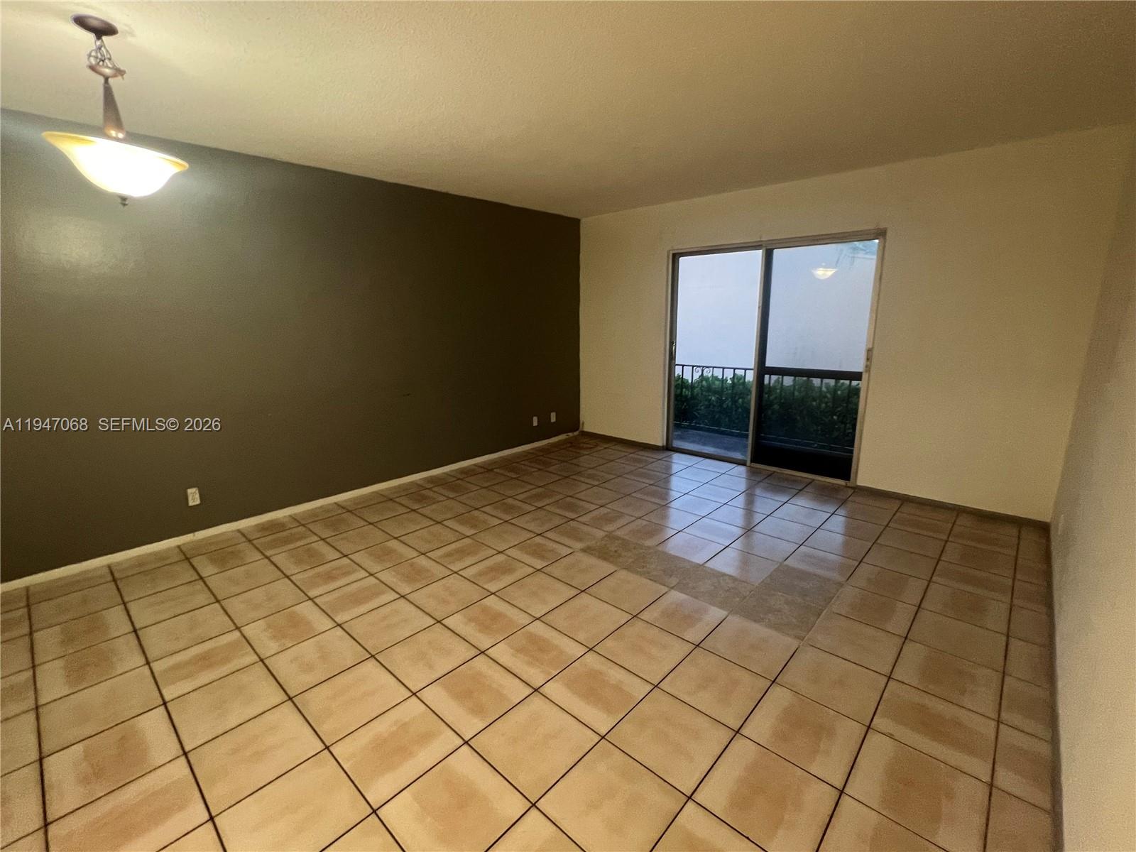 HAMPSHIRE VILLAS CONDO - Residential