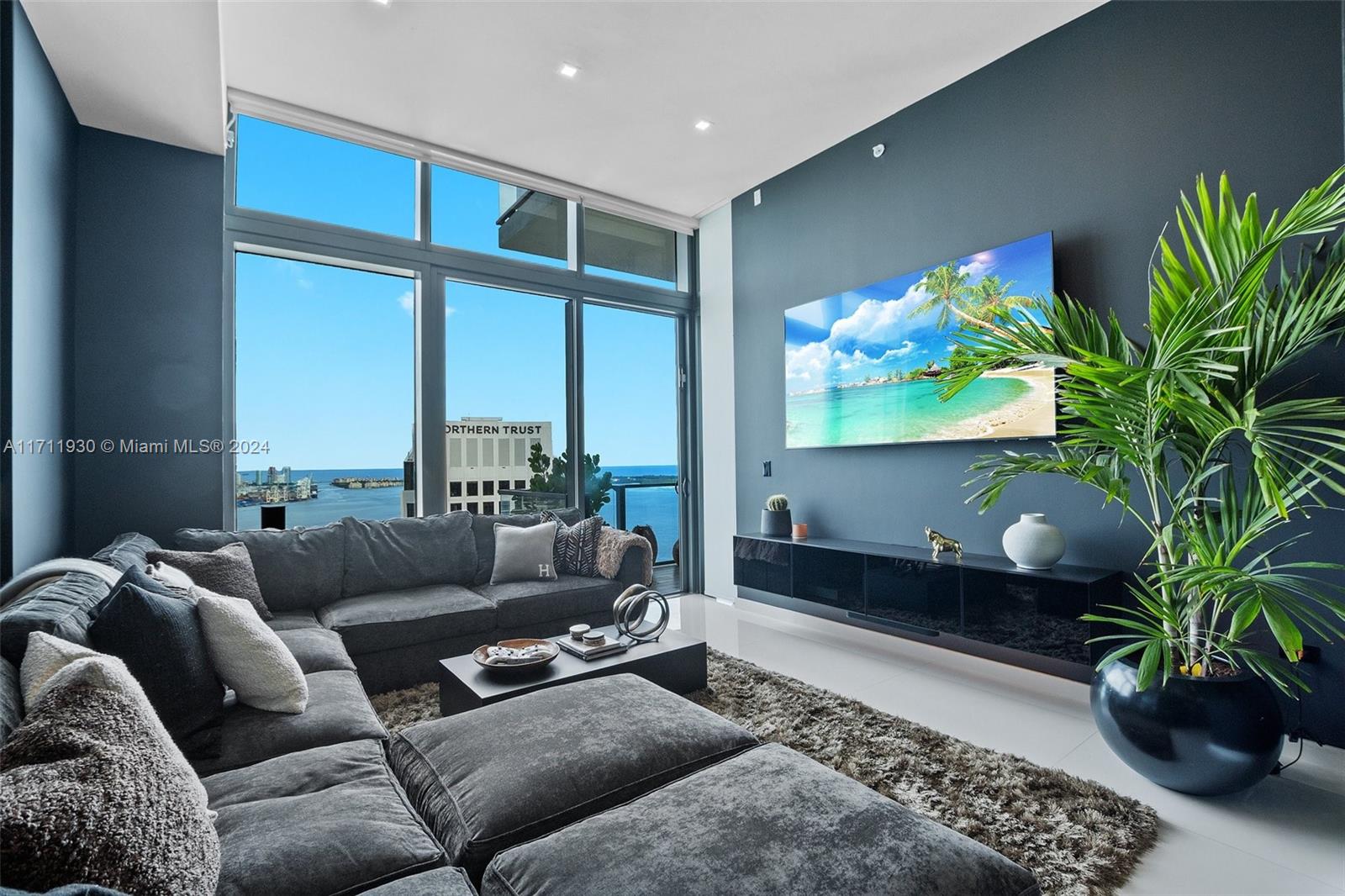 REACH CONDO - Residential