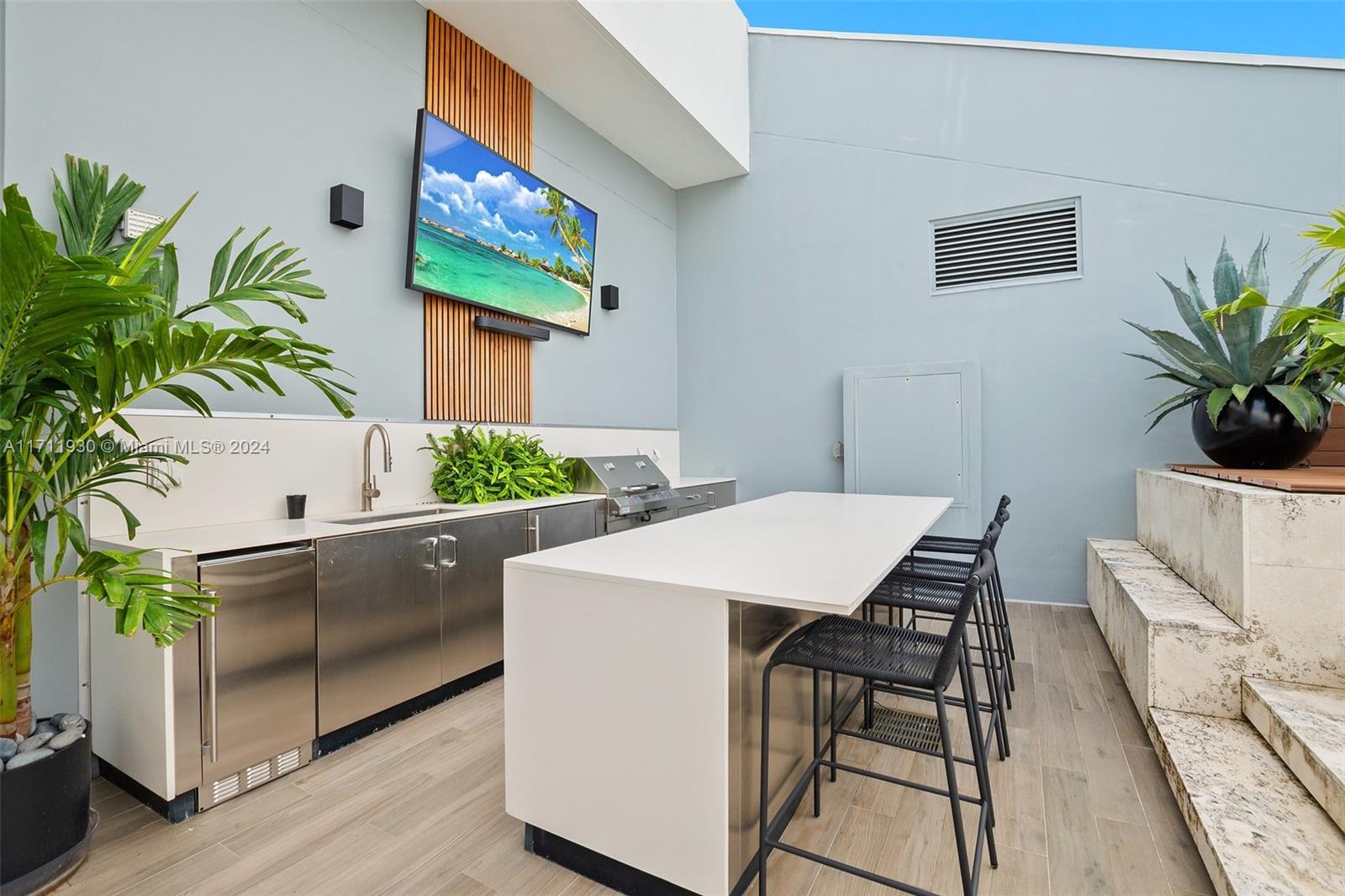 REACH CONDO - Residential