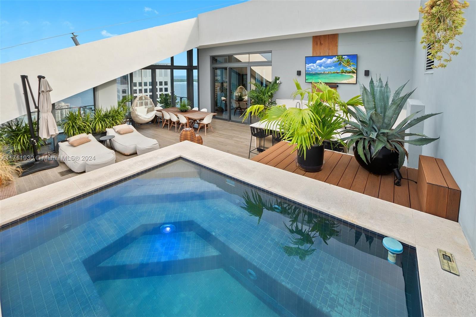 REACH CONDO - Residential