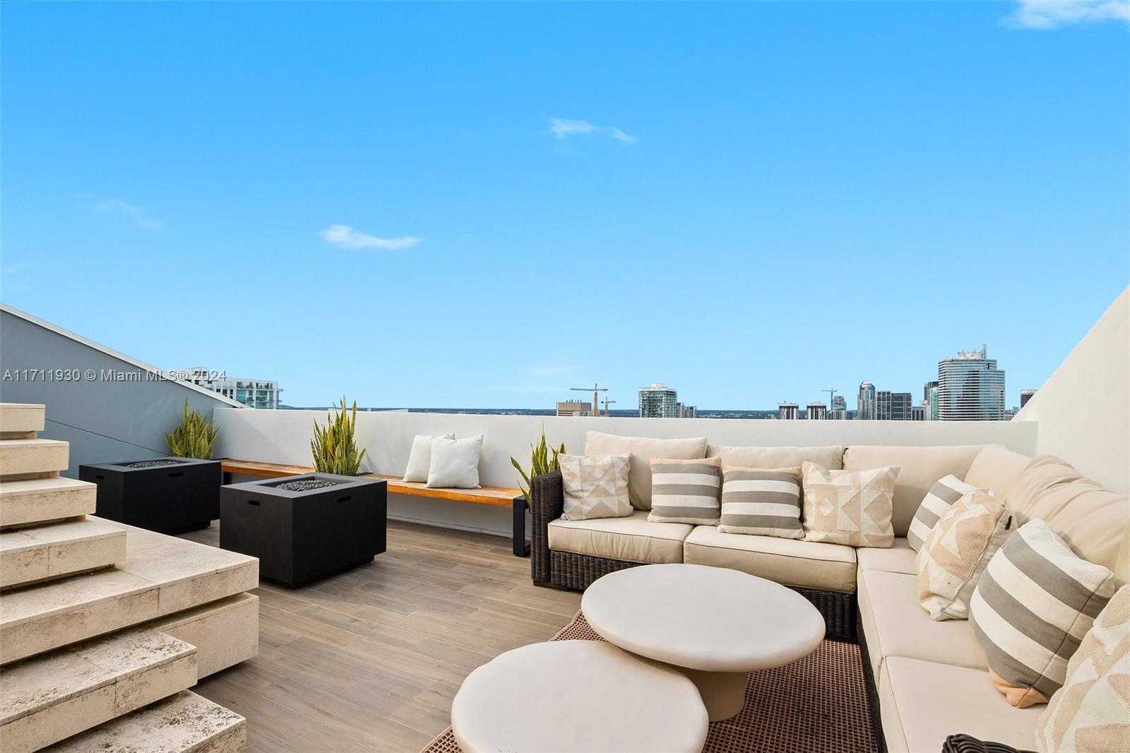 REACH CONDO - Residential