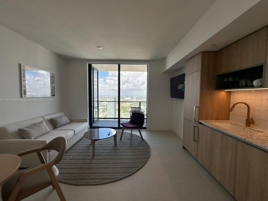 Brand-new furnished residences. Short-term rental, ideal for investors. In the heart of Miami, with a partial water view and the Miami skyline. Spacious living room connected to the terrace, 
with closets & modern stylish bathrooms. Washer/dryer and dishwasher included. Good quality kitchen appliances & bathrooms. Comfortable spaces with plenty of light. Trendy, modern furniture, ideal for a short stay in Miami.  Perfect location to walk around in the city (a Few minutes walking to
Brickell, Bayside park, Shopping centers, Cruise terminals, Train station & more). Resort-style amenities with an impressive lobby, pool, gym & co-working areas. Meters away from restaurants, bars, and coffee shops.