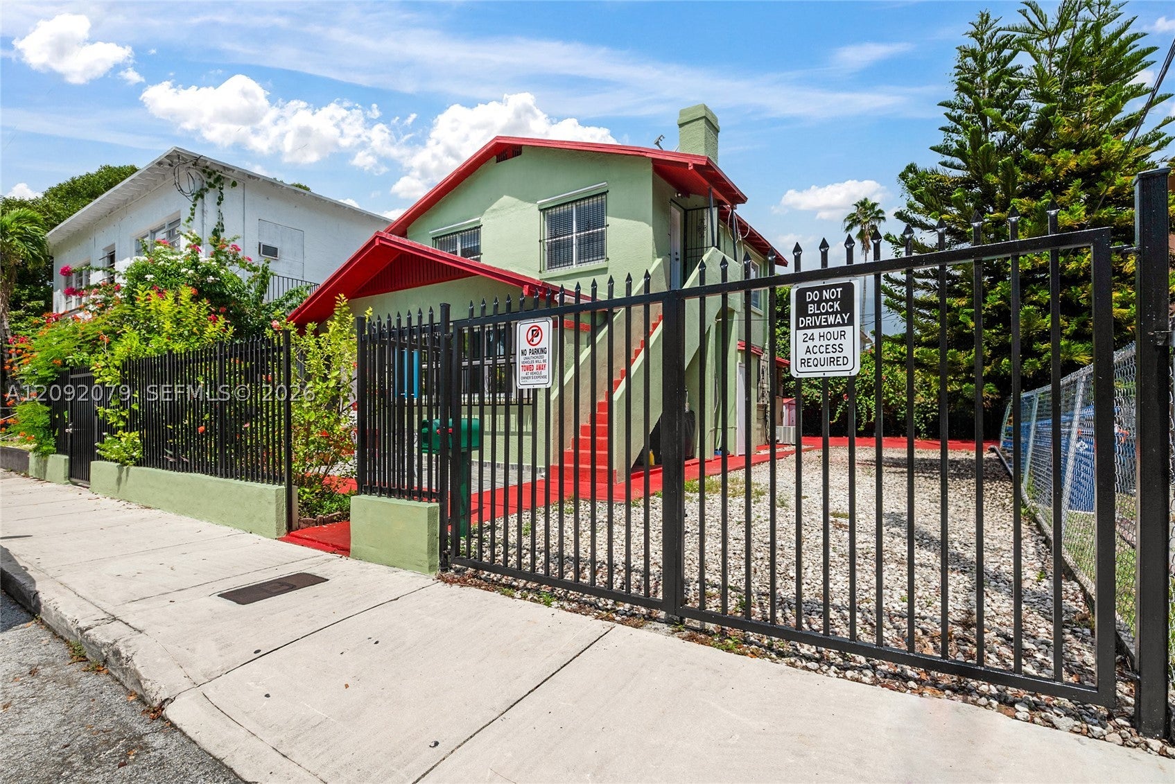 569 SW 5th St