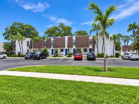 Photo of 1570 NW 89th Ter #1570, Pembroke Pines, FL 33024 (MLS # A12100221)
