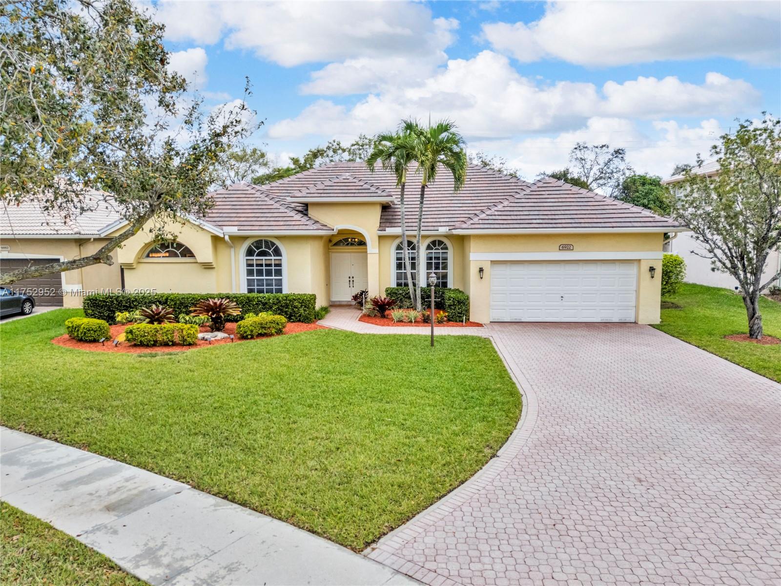 Property for Sale at 6922 E Mariposa Cir E Cir, Pembroke Pines, Miami-Dade County, Florida - Bedrooms: 5 
Bathrooms: 3  - $975,000