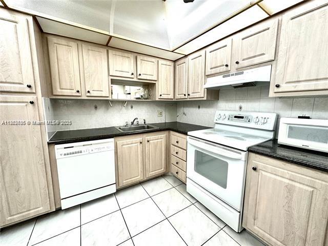 HALLMARK OF HOLLYWOOD CON - Residential Lease