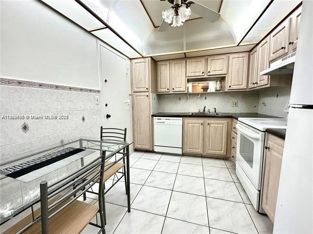 HALLMARK OF HOLLYWOOD CON - Residential Lease