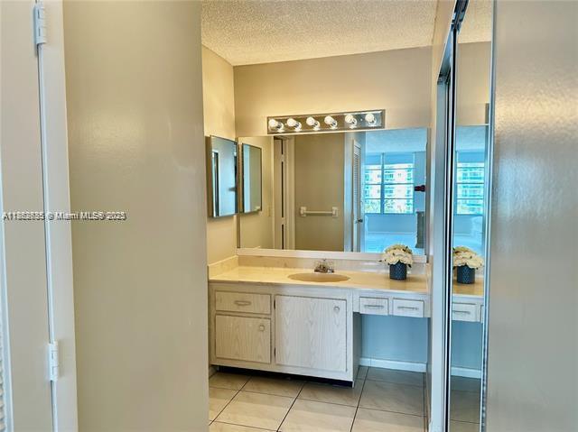 HALLMARK OF HOLLYWOOD CON - Residential Lease