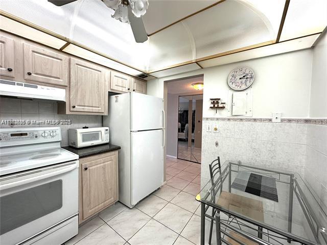 HALLMARK OF HOLLYWOOD CON - Residential Lease
