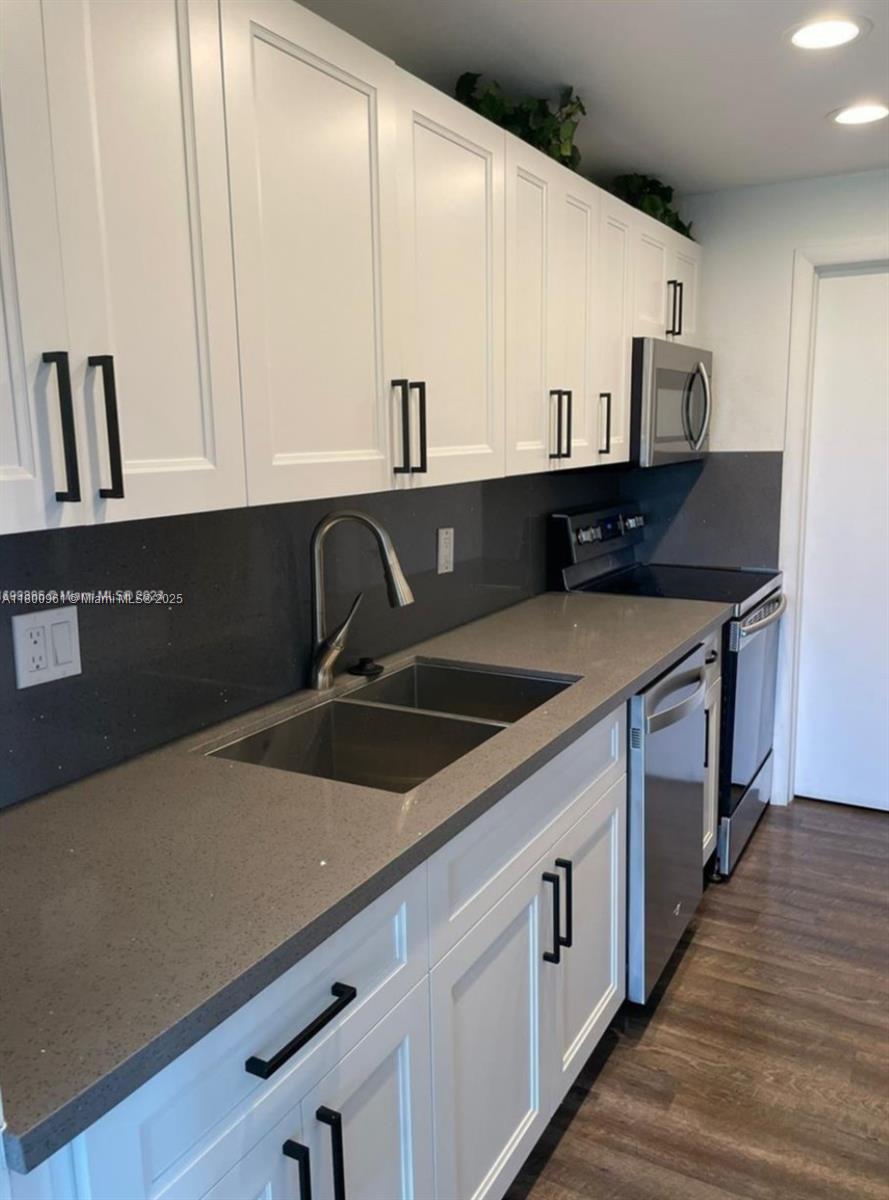 4164 Inverrary Dr 301, Lauderhill, Miami-Dade County, Florida - 2 Bedrooms  
2 Bathrooms - 