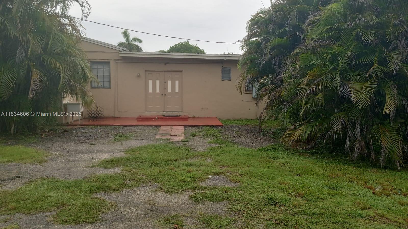 Duplex with two entrances - shares one kitchen so perfect for large family. large grass area and close to shops and highways. rent for the whole structure. Any questions contact listing agent. 3 bedroom and 2 bathrooms