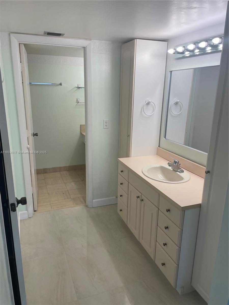 SUMMIT CONDO - Residential